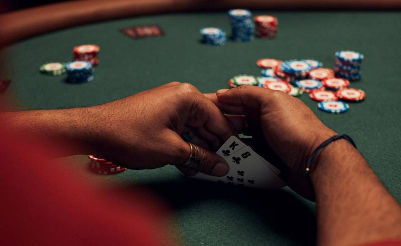 Cach Bluff Poker Chuyen Nghiep Nghe Thuat Doc Van Bai