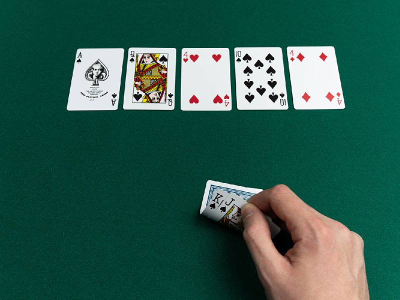 Nhận Diện Bài Mạnh Yếu Khi Chơi Poker - Kỹ Năng Vàng Để Thắng Lớn